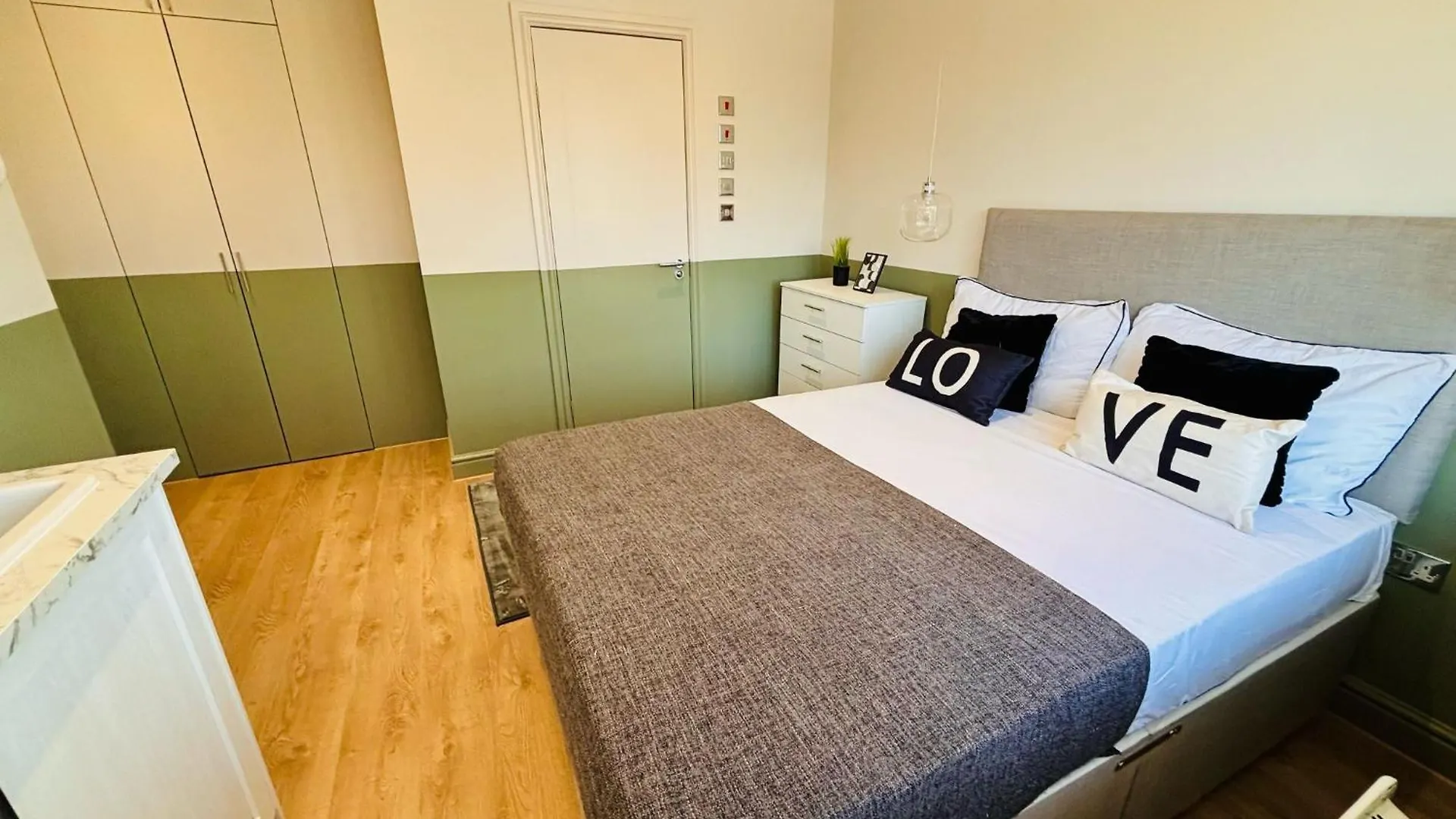 Luxury Standard Flats In Central London, Ideal For Tourists Northolt  0*, Northolt (Greater London) United Kingdom