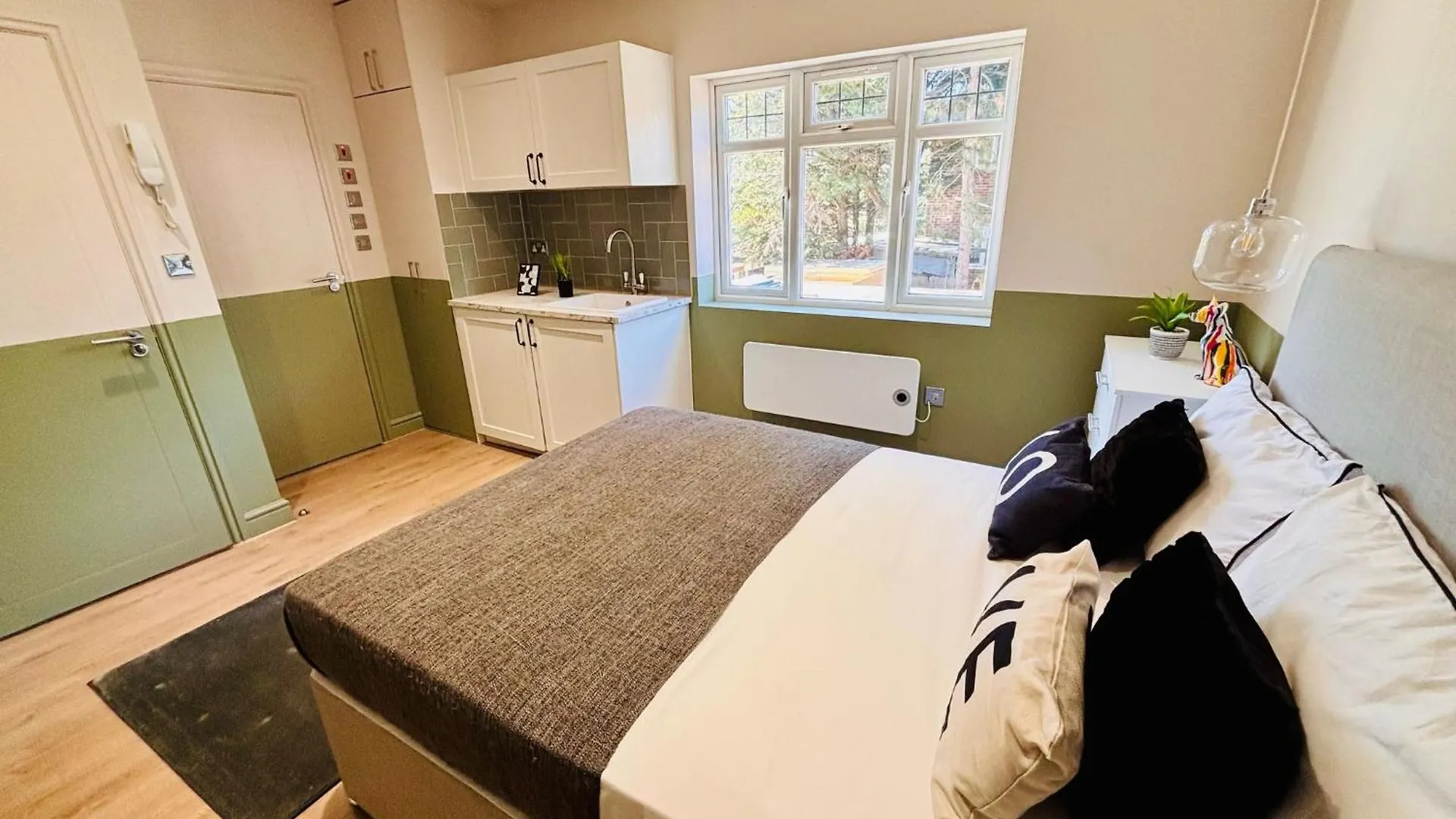 Luxury Standard Flats In Central London, Ideal For Tourists Northolt  Apartment